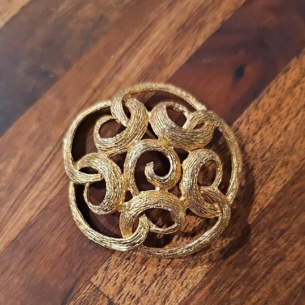 VINTAGE Filigree Gold Brooch Sarah Conventry 70s RETRO jewelry Pin Knot